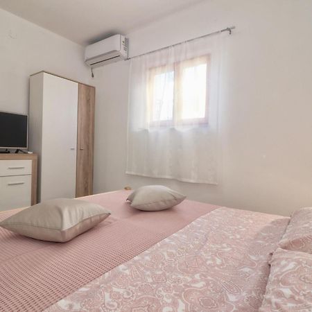 Studio Apartman Edy 3 พูลา ภายนอก รูปภาพ
