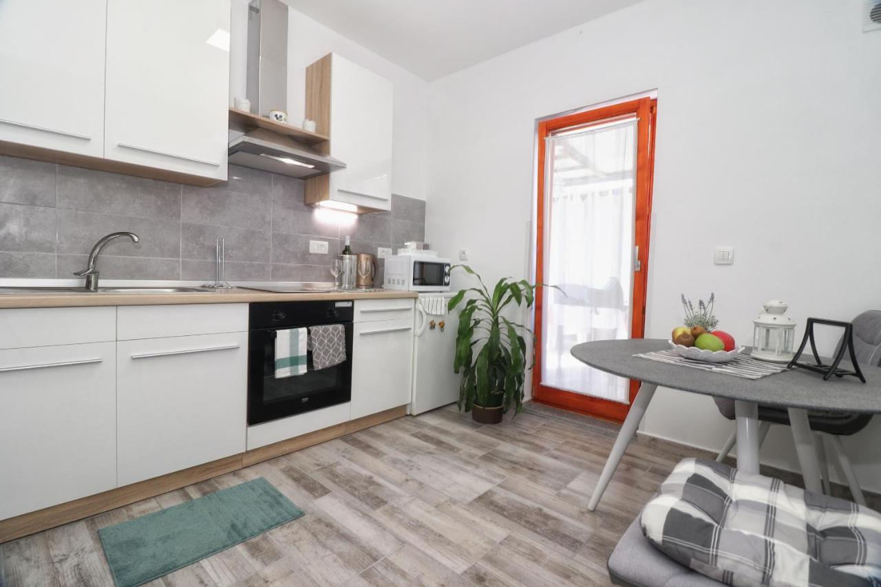 Studio Apartman Edy 3 พูลา ภายนอก รูปภาพ